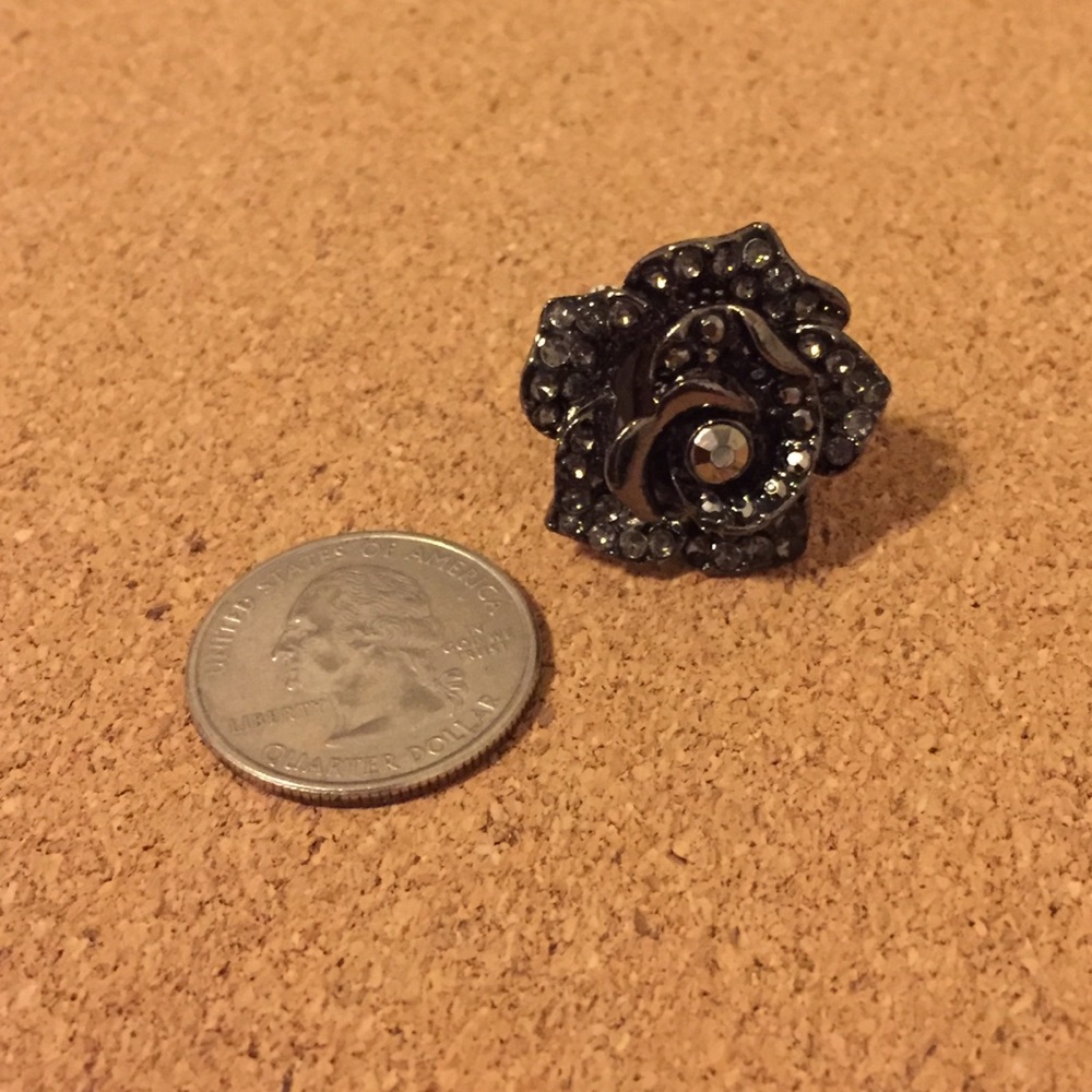 Floral dark metallic cocktail ring - Picture 3 of 3
